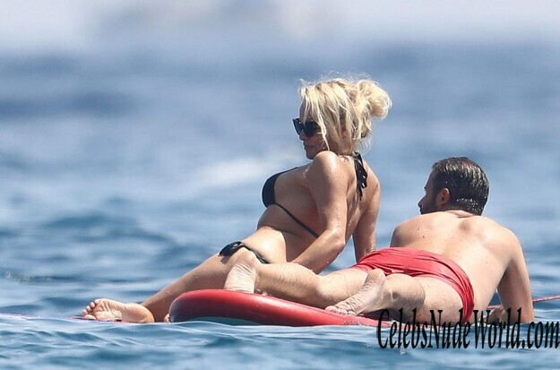 Pamela Anderson Bikini 158038
