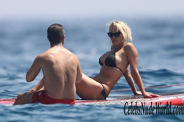 Pamela Anderson Bikini 158040