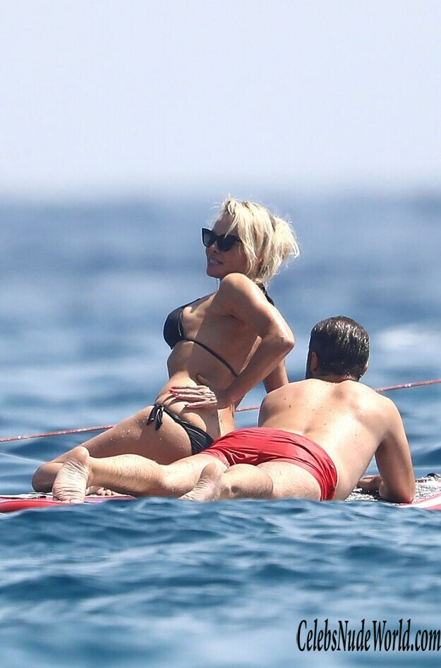 Pamela Anderson Bikini 158050