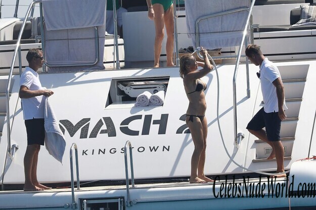 Pamela Anderson Bikini 158055