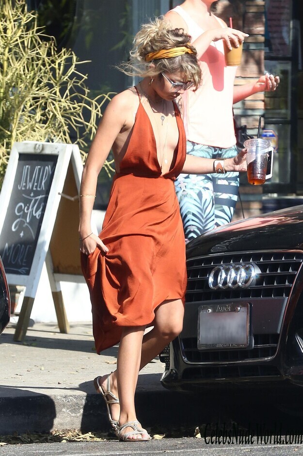 Sarah Hyland Braless 159986