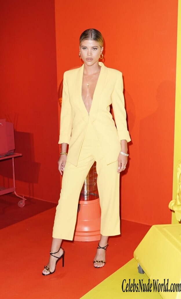 Sofia Richie Cleavage 160202