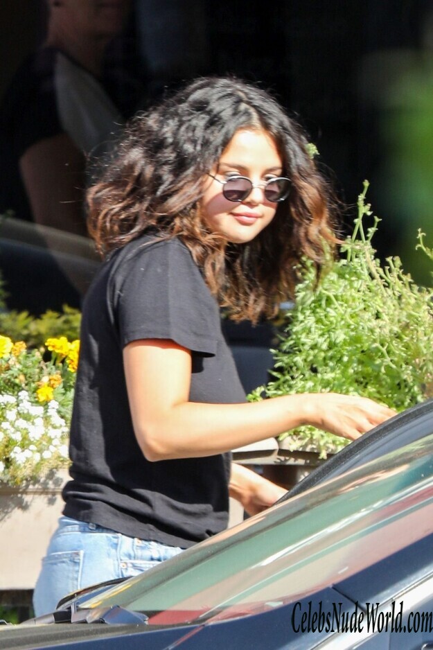 Selena Gomez Braless 161338