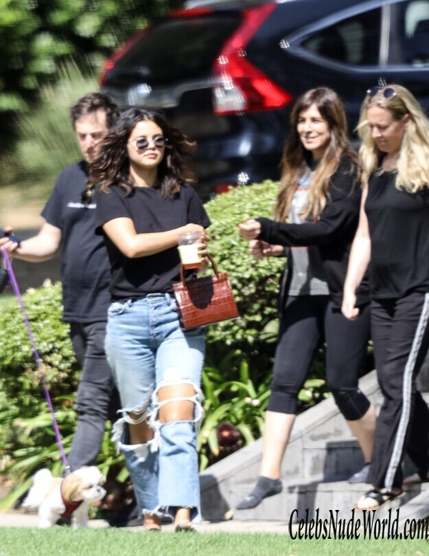 Selena Gomez Braless 161344