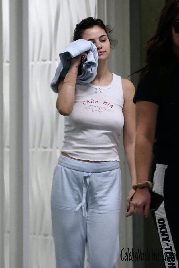 Selena Gomez Braless 161348