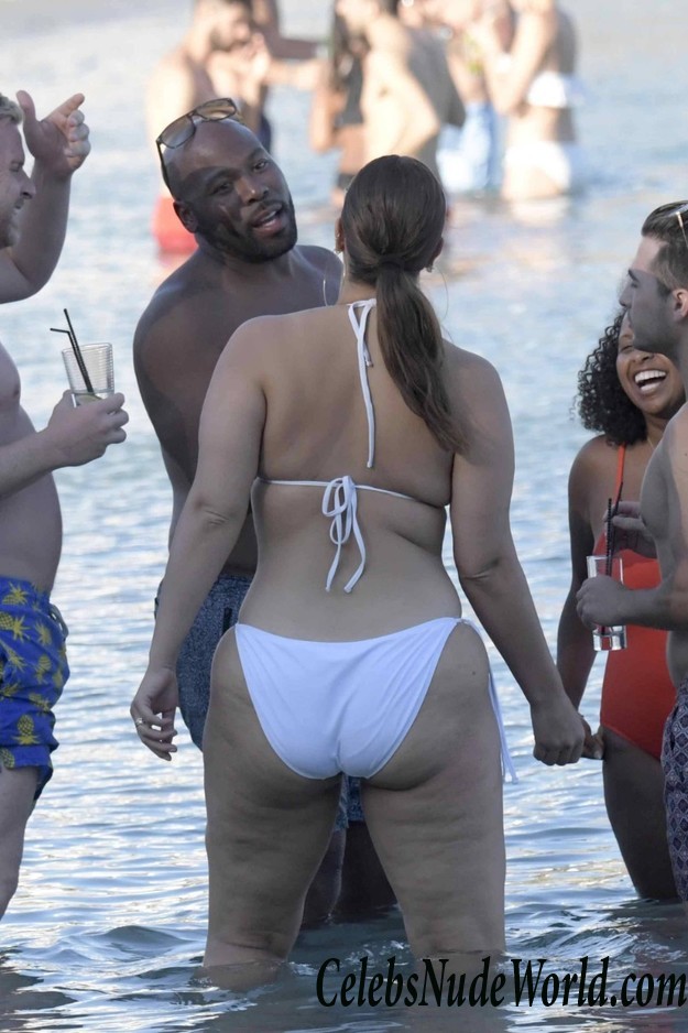 Ashley Graham Cameltoe On The Beach In Greece 16143