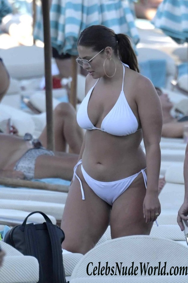 Ashley Graham Cameltoe On The Beach In Greece 16149
