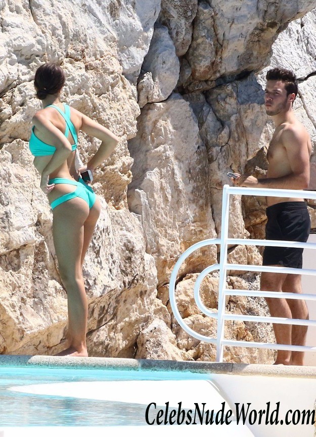 Emily Ratajkowski Wearing A Bikini At A Pool In Cannes 16154