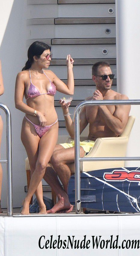 Kourtney Kardashian & Kendall Jenner Wearing Thong Bikinis In Antibes 16176