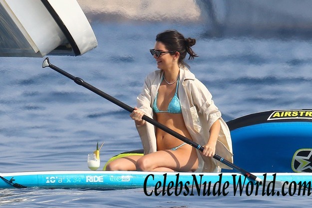 Kourtney Kardashian & Kendall Jenner Wearing Thong Bikinis In Antibes 16192