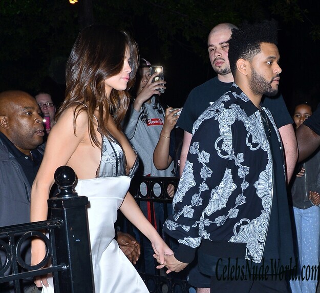 Selena Gomez Showing Some Sideboob At Night 161920