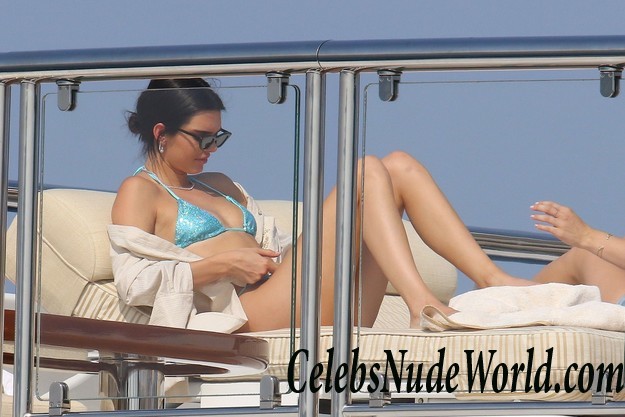 Kourtney Kardashian & Kendall Jenner Wearing Thong Bikinis In Antibes 16196