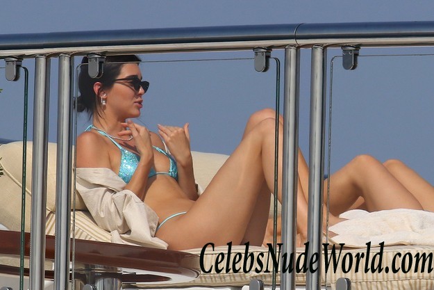 Kourtney Kardashian & Kendall Jenner Wearing Thong Bikinis In Antibes 16197