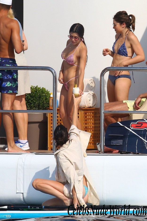 Kourtney Kardashian & Kendall Jenner Wearing Thong Bikinis In Antibes 16199