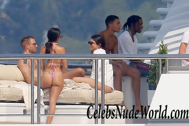Kourtney Kardashian & Kendall Jenner Wearing Thong Bikinis In Antibes 16200