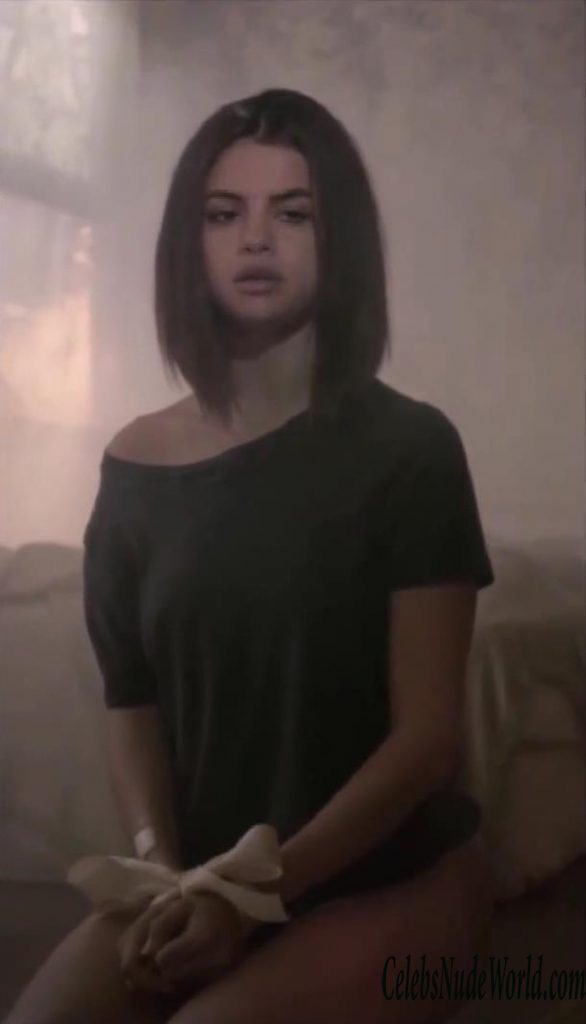Selena Gomez Is Naked (Kind Of) 163128