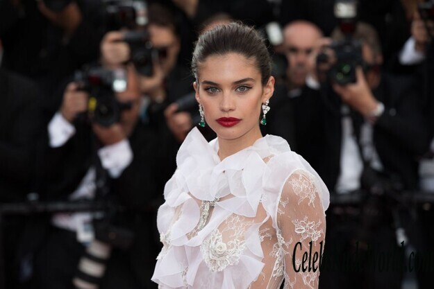 Sara Sampaio Shows Her Half Naked Ass 163319