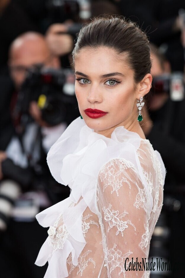 Sara Sampaio Shows Her Half Naked Ass 163322