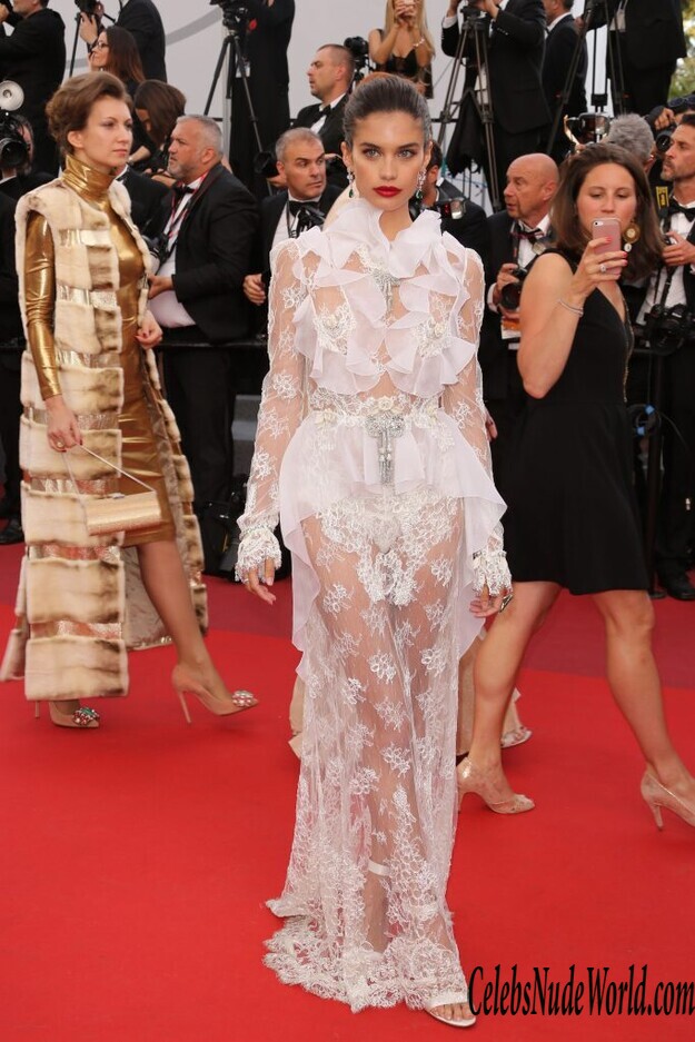 Sara Sampaio Shows Her Half Naked Ass 163344