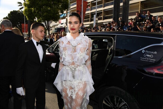 Sara Sampaio Shows Her Half Naked Ass 163358