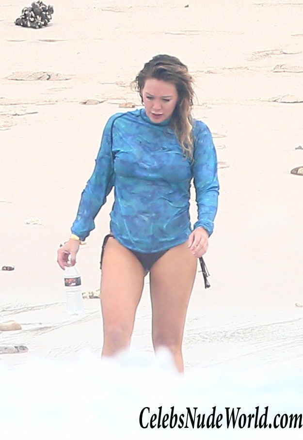 Hilary Duff Wearing A Bikini On A Beach In Mexico 16339
