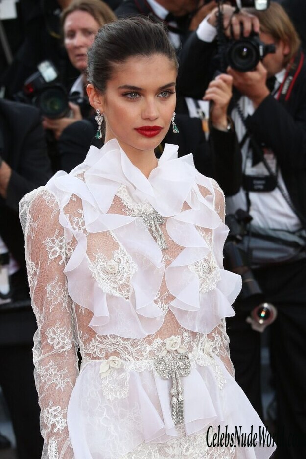 Sara Sampaio Shows Her Half Naked Ass 163396