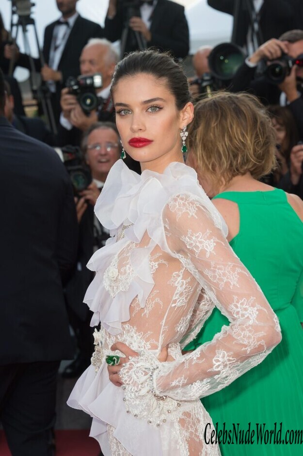 Sara Sampaio Shows Her Half Naked Ass 163403