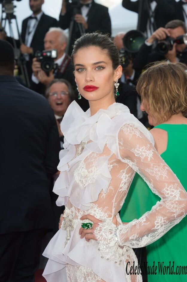 Sara Sampaio Shows Her Half Naked Ass 163404