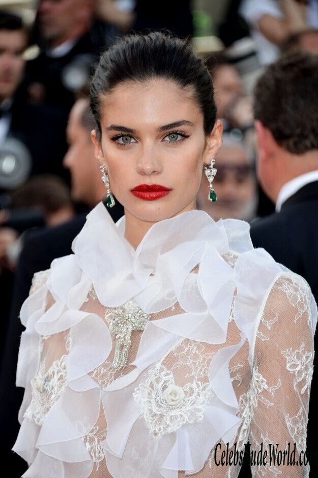 Sara Sampaio Shows Her Half Naked Ass 163409