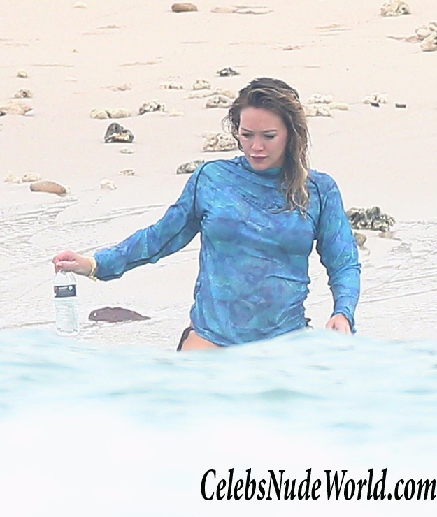 Hilary Duff Wearing A Bikini On A Beach In Mexico 16341