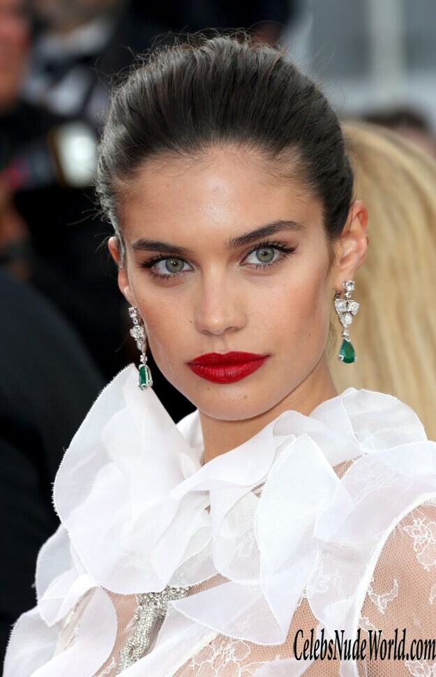 Sara Sampaio Shows Her Half Naked Ass 163411