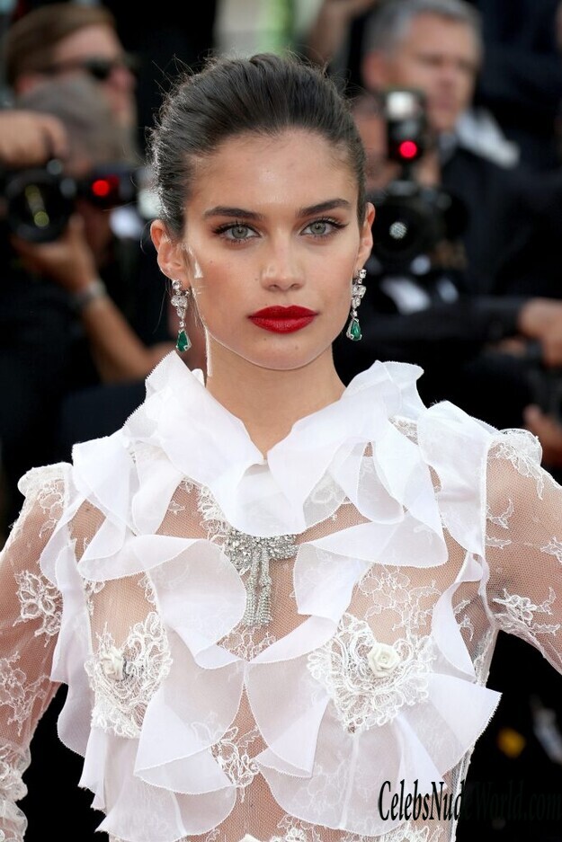 Sara Sampaio Shows Her Half Naked Ass 163412