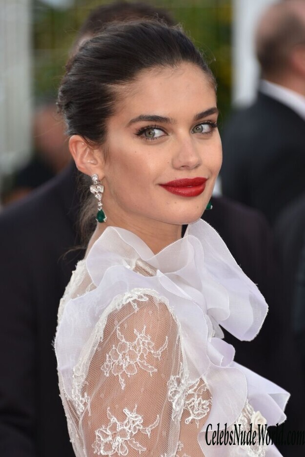 Sara Sampaio Shows Her Half Naked Ass 163415