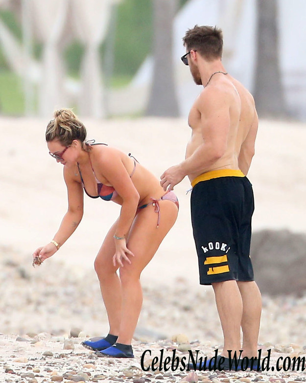 Hilary Duff Wearing A Bikini On A Beach In Mexico 16344
