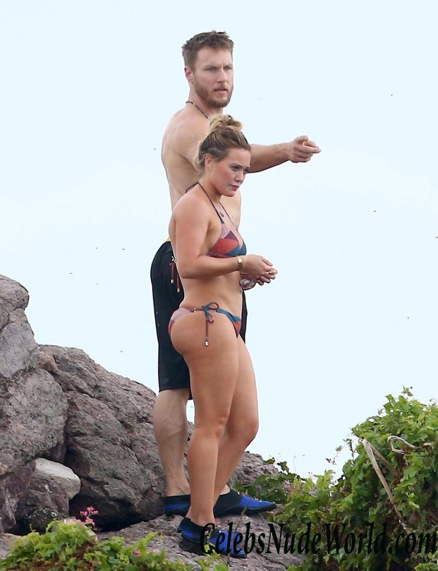 Hilary Duff Wearing A Bikini On A Beach In Mexico 16346