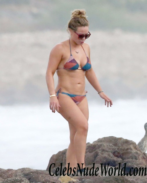 Hilary Duff Wearing A Bikini On A Beach In Mexico 16349