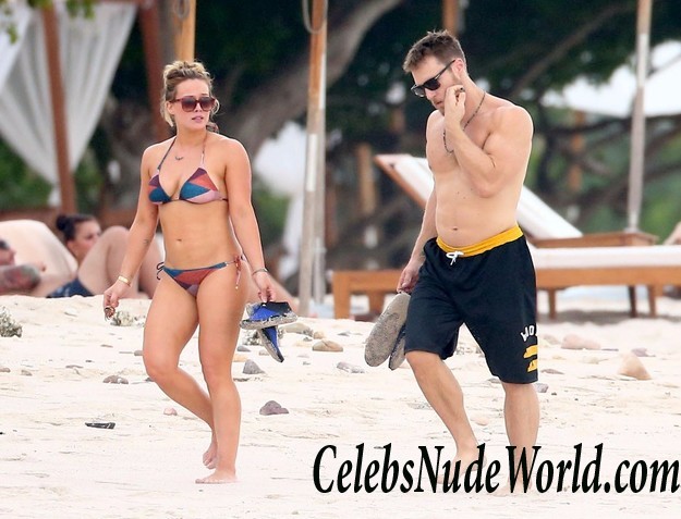 Hilary Duff Wearing A Bikini On A Beach In Mexico 16352