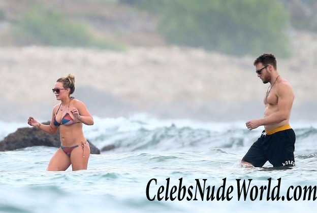 Hilary Duff Wearing A Bikini On A Beach In Mexico 16357