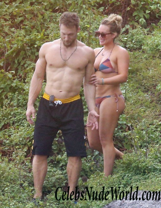 Hilary Duff Wearing A Bikini On A Beach In Mexico 16359