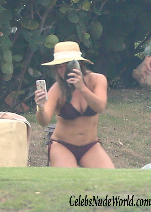 Hilary Duff Wearing A Bikini On A Beach In Mexico 16361