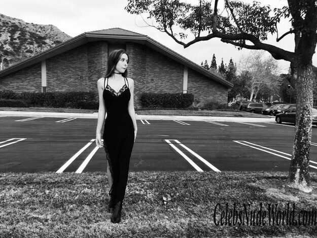 Sophie Mudd Topless 163888