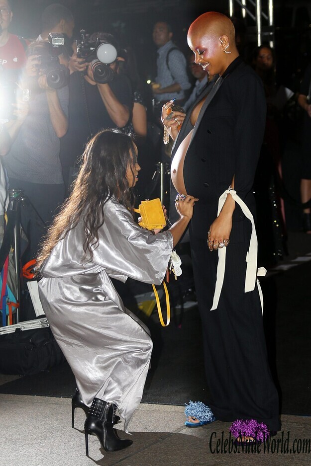 Slick Woods Sideboob 164119