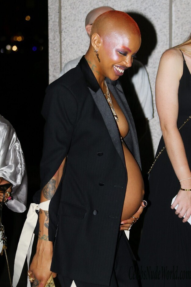 Slick Woods Sideboob 164123