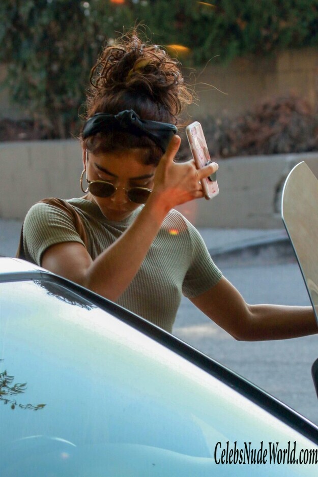 Sarah Hyland Pokies 164227