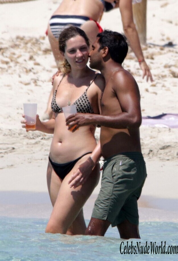 Serena Skov Campbell Topless 164783