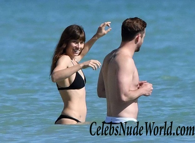 Jessica Biel Wearing A Bikini At A Caribbean Beach 16531