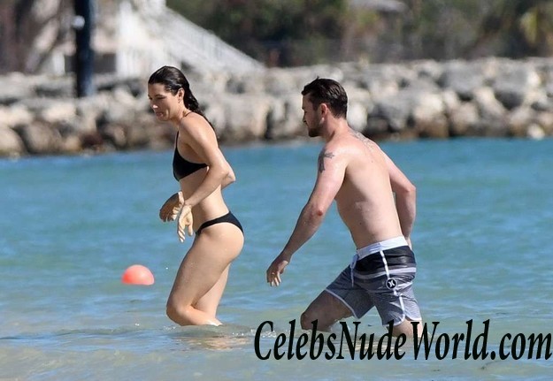 Jessica Biel Wearing A Bikini At A Caribbean Beach 16533