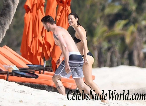 Jessica Biel Wearing A Bikini At A Caribbean Beach 16545