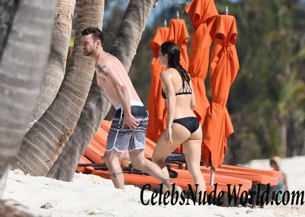 Jessica Biel Wearing A Bikini At A Caribbean Beach 16546