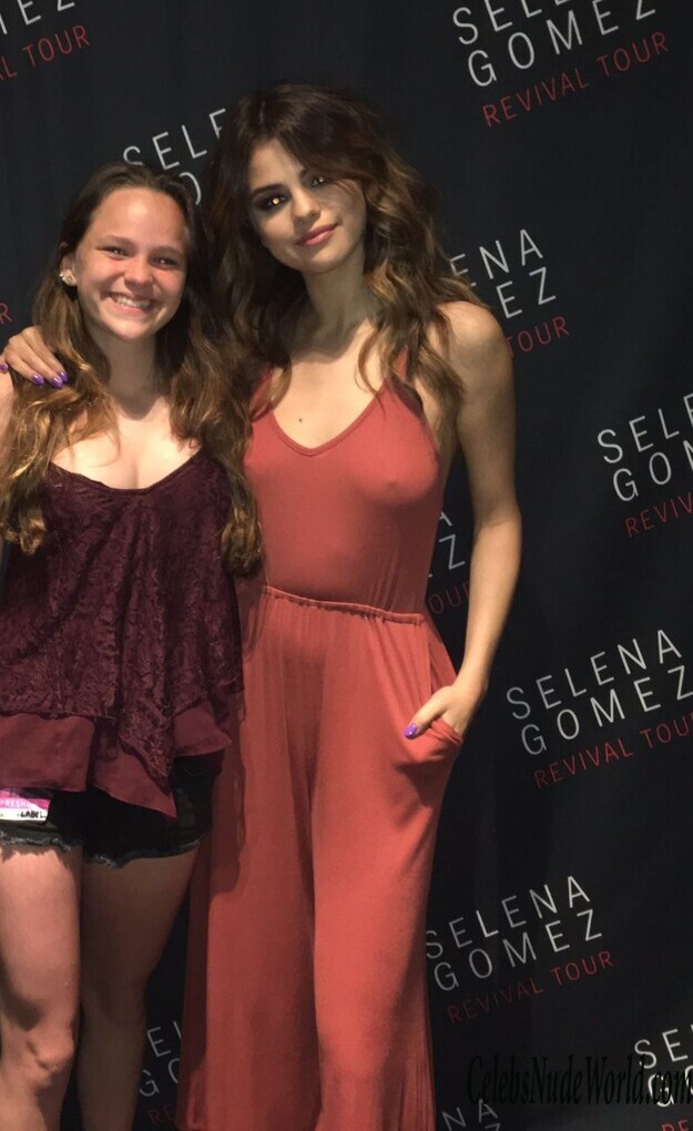 Selena Gomez Braless Photos 165486